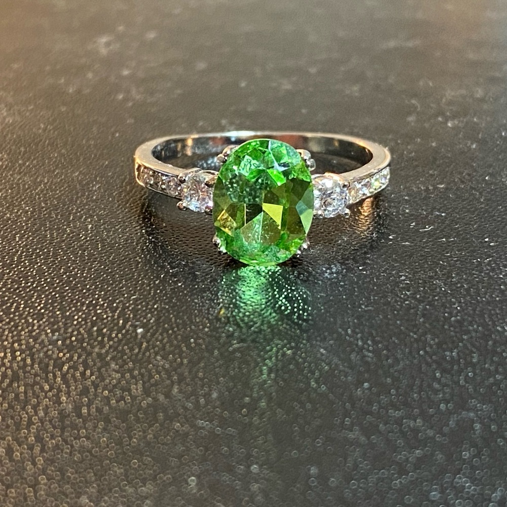 Sterling silver band with peridot stone and small white stones size 9